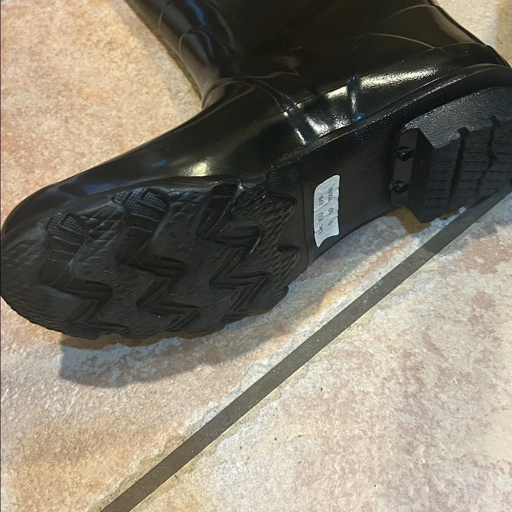 Hunter Original Tall Gloss Rain Boots, Black with green interior, Size 7M/8F